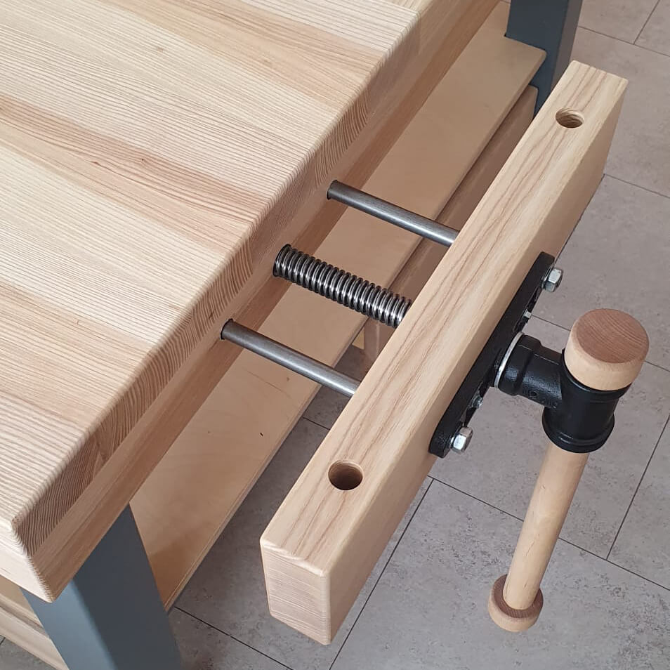 Mokyklinis darbastalis, medinis darbastalis, staliaus darbastalis, mokyklos darbų pamokos baldai, baldai darbų pamokai, varstotas, staliaus varstotas mokyklinis varstotas