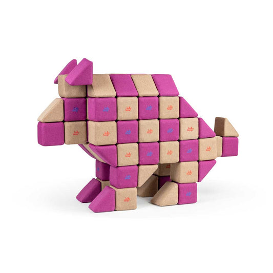 Komplektą sudaro 100 figurėlių:
70 kubų. (12x12 cm), (35 neigiamo polio magnetais, 35 teigiamo poliaus magnetais).
30 trikampiai (12x12 cm) (15 neigiamo polio magnetais, 15 teigiamo poliaus magnetais).
Šiame komplekte panaudoti net 2100 stiprBasic kaladelių komplektas darželiui, žaislai mokymo įsitaigai. Kaladėlių komplektas darželiui, kaladėlės darželinukams, minkštos kaladėlės darželiams. Magnetinės kaladėlliams darželiui, minkštos kaladėlės, kurybiniai rinkiai darzeliui, lavinantys rinkiniai darželiams.