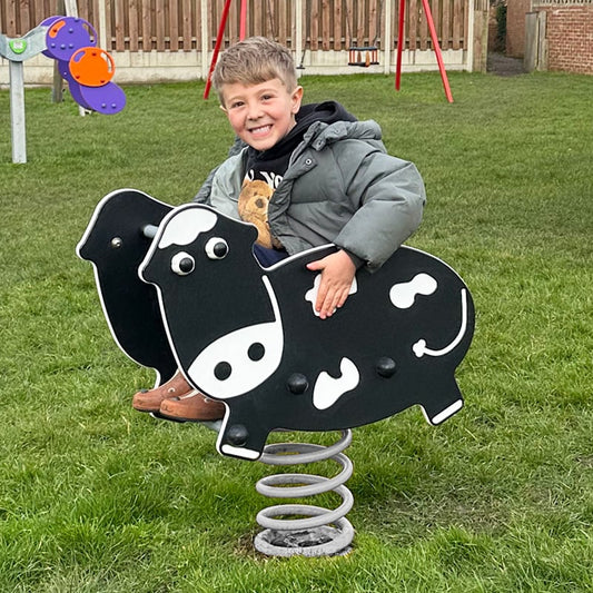 Vaikų žaidimų aikštelės įrengimai. Spyruoklinė supynė karvė vaikams – žaismingas modelis darželių ir mokyklų žaidimų aikštelėms.