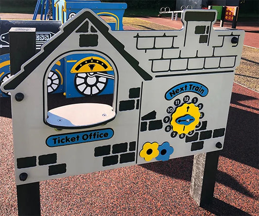 Žaidimų aikštelė su spalvingu traukinuku mokyklos kieme