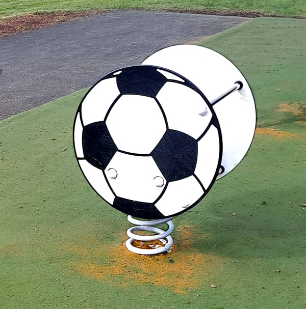 Žaisminga spyruoklinė supynė futbolo kamuolys vaikų žaidimų aikštelei
