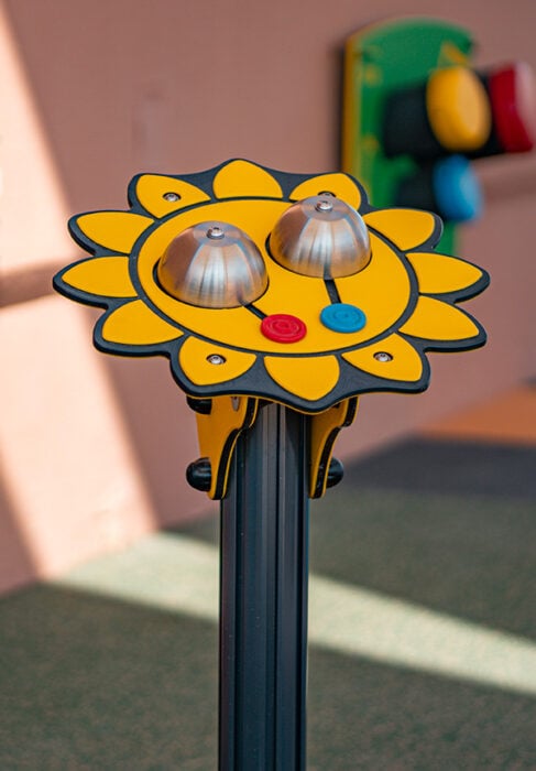 Muzikinis žaidimų įrenginys darželiui su varpeliais ir ritminiais elementais